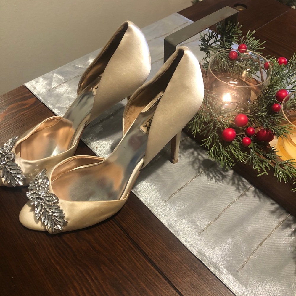 Priced to sell!  Worn once on wedding day.